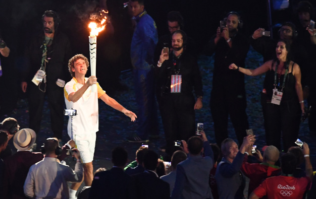 Gustavo Kuerten carries the torch [Photo: Kyle Terada-USA TODAY Sports]